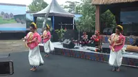 Atraksi Kendang Beleq dan Tarian Nusa Tenggara Barat membuka Iwan Fals Seri Konser Budaya, Sabtu (3/3). (Liputan6.com/Edu Krisnadefa)