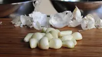 3 Cara Menyimpan Bawang Putih Kupas agar Tidak Menguning dan Tidak Bau