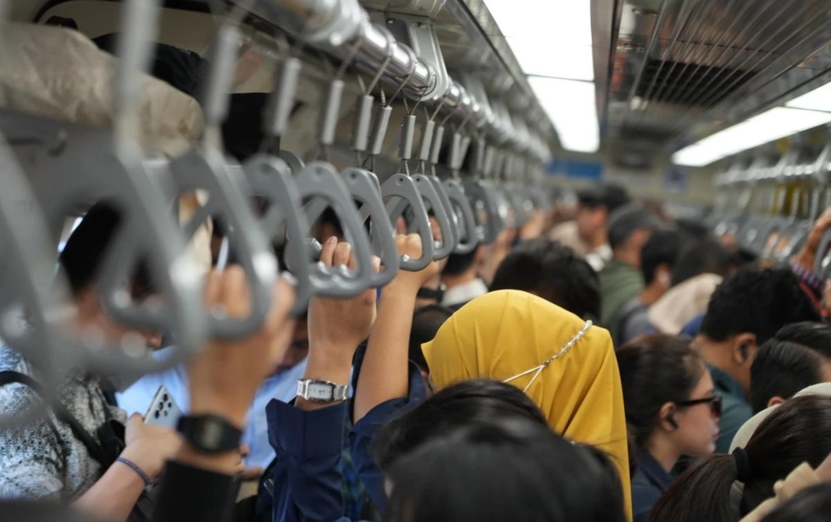 FOTO: LRT Jabodebek Tambah Frekuensi Perjalanan Saat Jam Sibuk Pagi