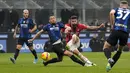 Hanya berselang tiga menit, Olivier Giroud mencetak gol keduanya untuk membawa AC Milan berbalik unggul 2-1. Gol dicetak usai memanfaatkan umpan Davide Calabria. (AP/Antonio Calanni)