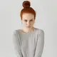 Sahabat Fimela, gaya messy top knot cocok digunakan untuk berbagai kesempatan. [Dok/freepik.com/wayhomestudio]