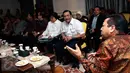 Menko Polhukam Luhut Binsar Pandjaitan dan Menteri LHK Siti Nurbaya menggelar pertemuan dengan pimpinan DPR di kompleks Parlemen, Jakarta, Jumat (16/10). Pertemuan tersebut membahas bencana kebakaran hutan dan asap. (Liputan6.com/Johan Tallo)