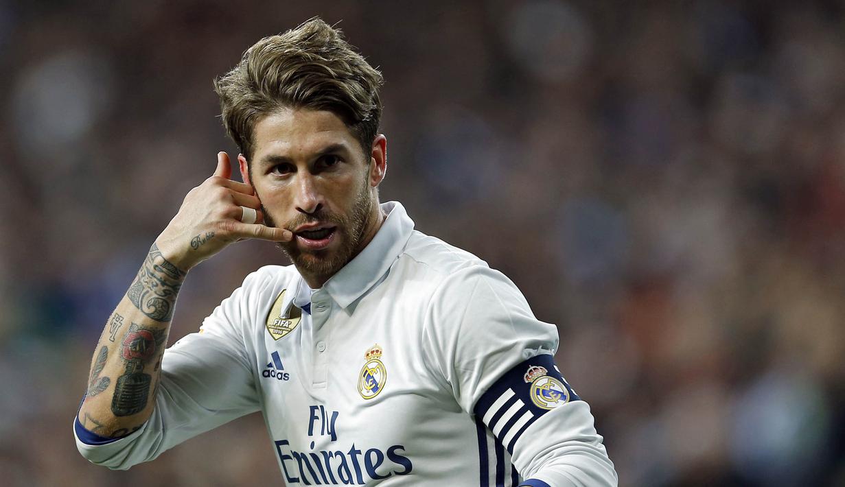 Kapten Real Madrid, Sergio Ramos, merayakan gol yang dicetaknya ke gawang Real Betis. Tuan rumah akhirnya berbalik unggul 2-1 pada menit ke-81 setelah Ramos menggetarkan gawang Deportivo. (AP/Francisco Seco)