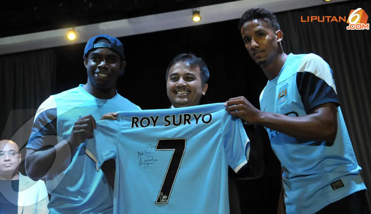 Menpora (Roy Suryo) menerima jersey dari dua pemain Manchester City (Micah Richards dan Scott Sinclair) di Jakarta pada Jumat 5 Juli 2013 (Liputan6.com/Helmi Fithriansyah)