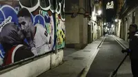 Seorang seniman (@nadiemedicearte) asal Spanyol, mengabadikan momen legendaris Achraf Hakimi ketika mencium sang ibu usai menang atas Belgia dan Spanyol. Seniman tersebut membuat lukisan mural di sekitar jalanan distrik Ciutat Vella di Barcelona, Spanyol. (Source: AFP/Javier Soriano)