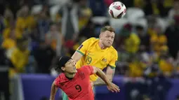 Bek Timnas Australia, Harry Souttar (atas) memenangi duel udara dengan striker Korea Selatan, Cho Gue-sung pada laga perempatfinal Piala Asia 2023 di Al Janoub Stadium, Al Wakrah, Qatar, Jumat (2/2/2024) malam waktu setempat. (AP Photo/Thanassis Stavrakis)