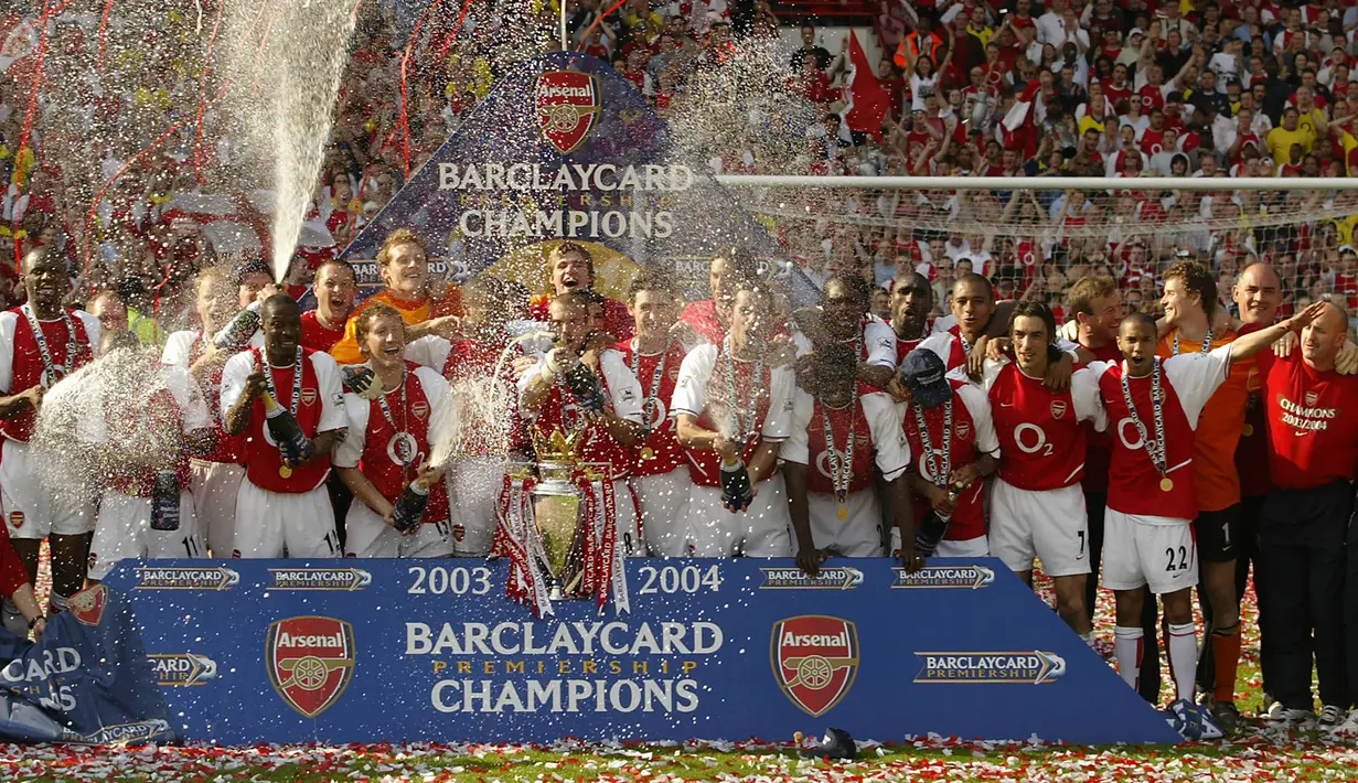 Arsenal juara Liga Inggris 2003/2004 tanpa terkalahkan. Arsenal mampu menjuarai Liga Inggris untuk ketiga kalinya di era Premier League pada musim 2003/2004, sekaligus gelar terakhir mereka hingga kini. The Gunners mampu menjuarai musim tersebut tanpa sekalipun menderita kekalahan, 26 kali menang dan 12 kali imbang dari 38 laga dengan meraih total 90 poin. (AFP/Jim Watson)