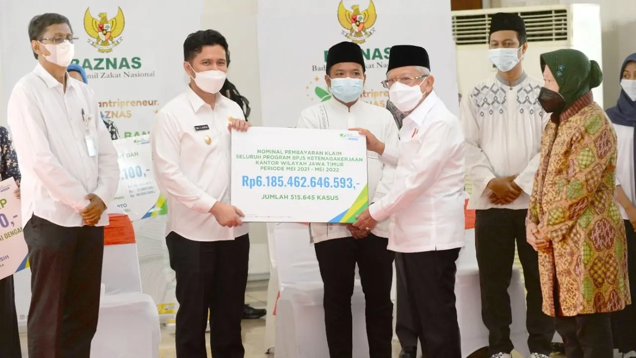 Wakil Presiden Ma'ruf Amin menyerahkan manfaat Program BPJS Ketenagakerjaan (BPJAMSOSTEK) senilai 2,2 miliar kepada 10 pekerja di Surabaya.(Dok BPJS Ketenagakerjaan)