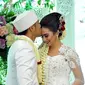 Hengky Kurniawan saat mencium kening Sonya Fatmala usai melangsungkan akad nikah di sebuah hotel kawasan TMII, Jakarta, Kamis (23/4/2015). (Liputan6.com/Panji Diksana)