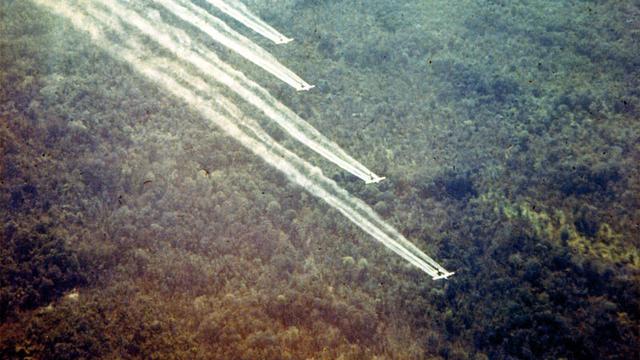 Militer AS menyemprotkan Agent Orange pada Perang Vietnam (US Army / Wikimedia / Creative Commons)
