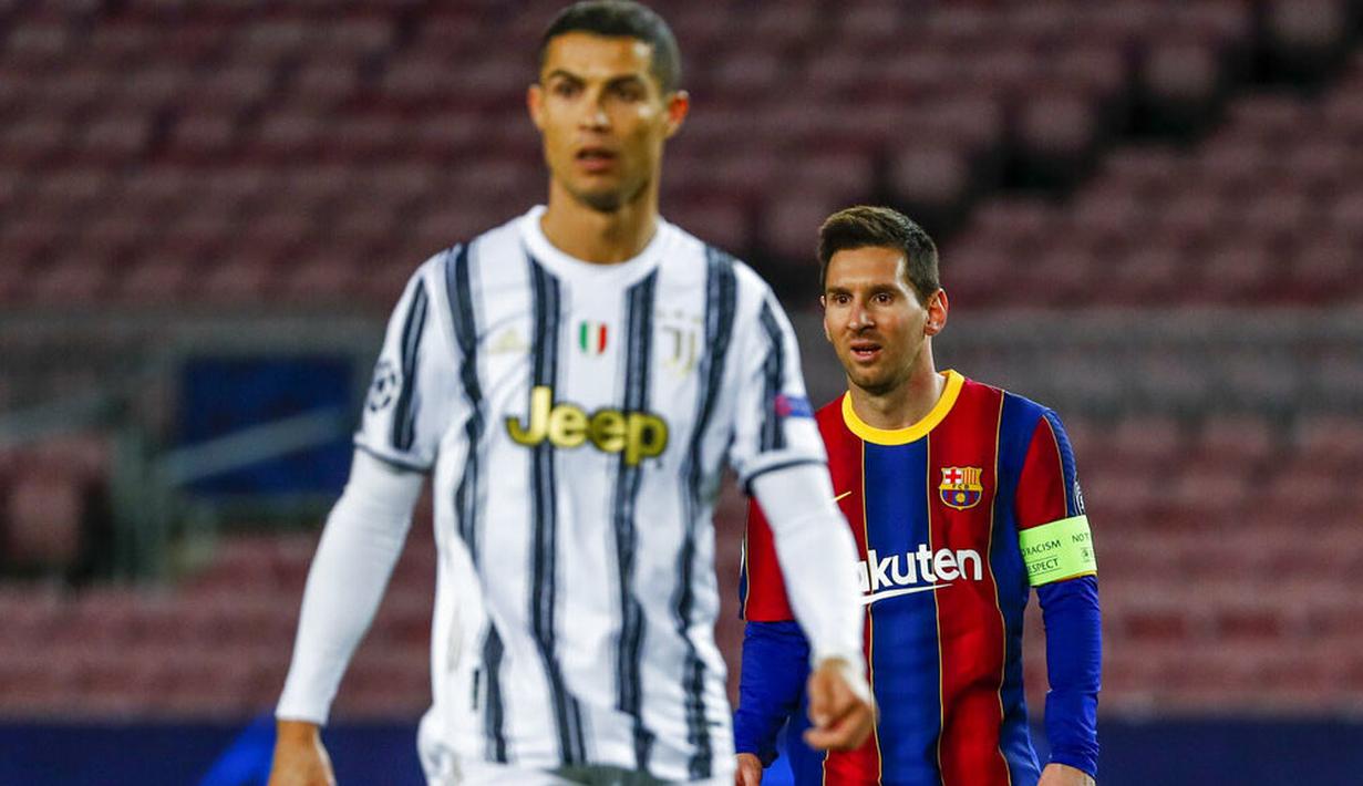 Striker Barcelona, Lionel Messi dan striker Juventus, Cristiano Ronaldo, pada laga Liga Champions di Stadion Camp Nou, Rabu (9/12/2020). Laga tersebut menjadi ajang reuni dua mega bintang yakni Messi dan Ronaldo. (AP Photo/Joan Monfort)