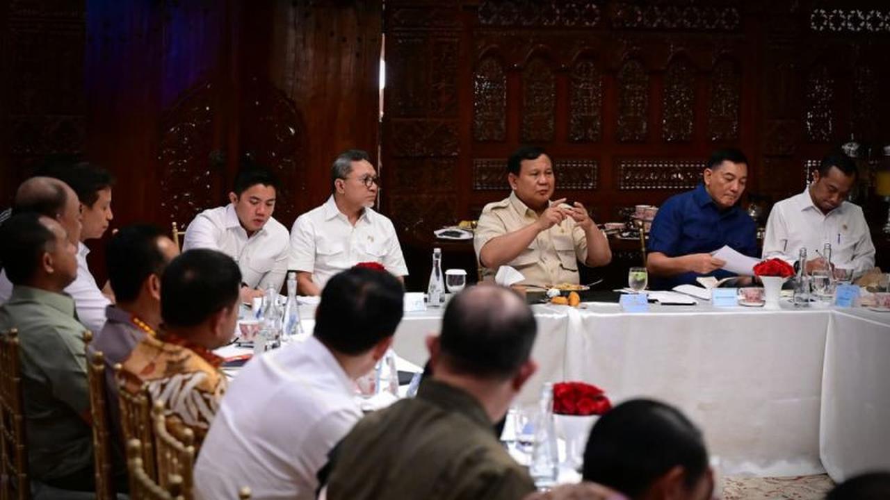 Presiden RI Prabowo Subianto (tiga kanan) memimpin rapat bersama sejumlah menteri Kabinet Merah Putih di kediaman pribadinya, Jalan Kertanegara, Jakarta, Minggu (28/9/2025) (Biro Pers Sekretariat Presiden)