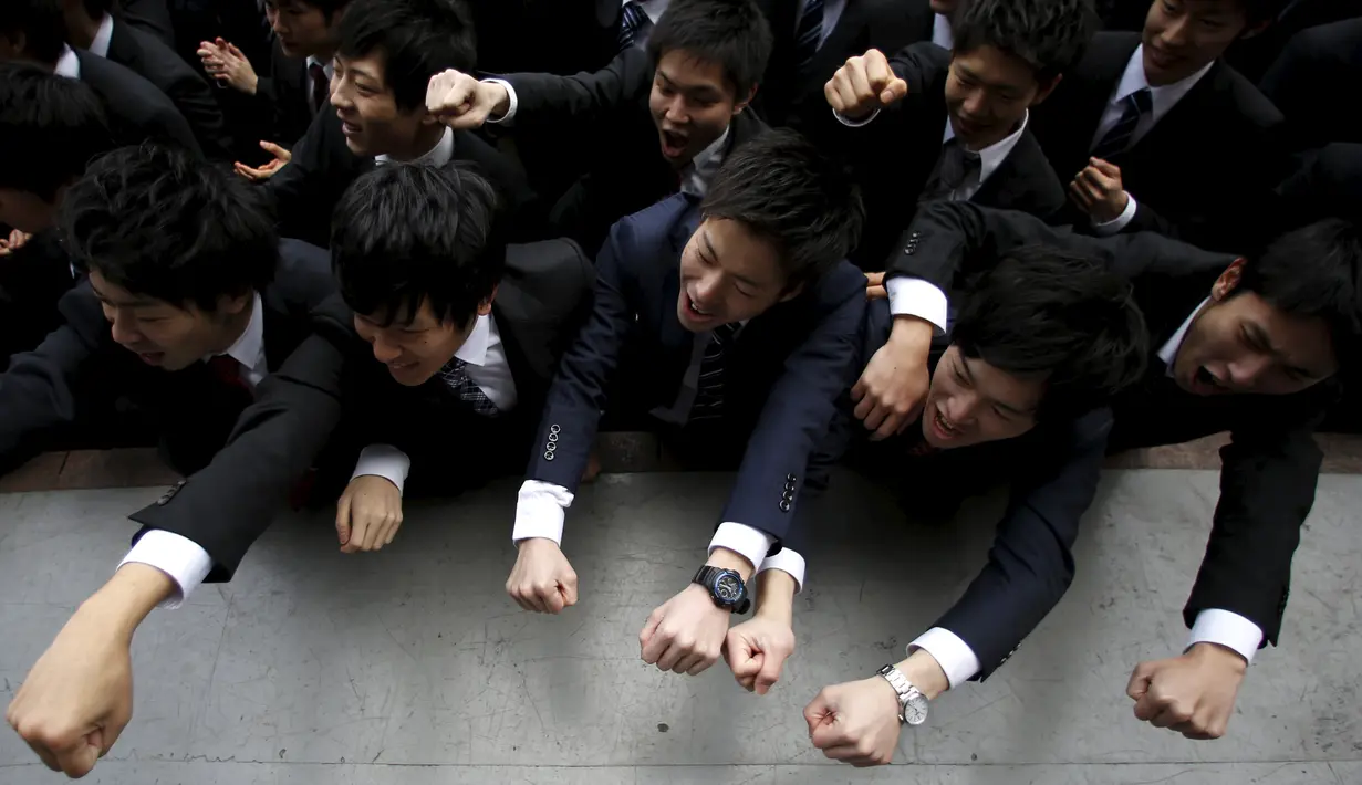 Ratusan mahasiswa Jepang berteriak dan mengangkat tangan untuk meningkatkan semangat mereka sebelum mengikuti acara bursa kerja di sebuah teater terbuka di Tokyo (25/2). (REUTERS/Issei Kato)