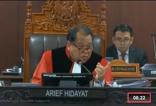 Hakim Konstitusi Arief Hidayat menilai KPU tidak serius usai kedapatan absen di sidang sengketa Pileg 2024 pada panel tiga yang digelar Gedung Mahkamah Konstitusi (MK) hari ini, Kamis (2/5/2024). (Winda Nelfira).