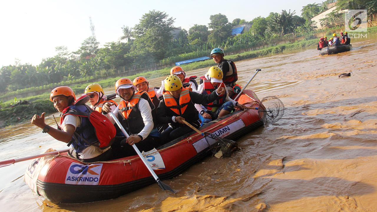 Peduli Lingkungan, Puluhan Perahu Karet BUMN Bersih-Bersih Sungai Ciliwung