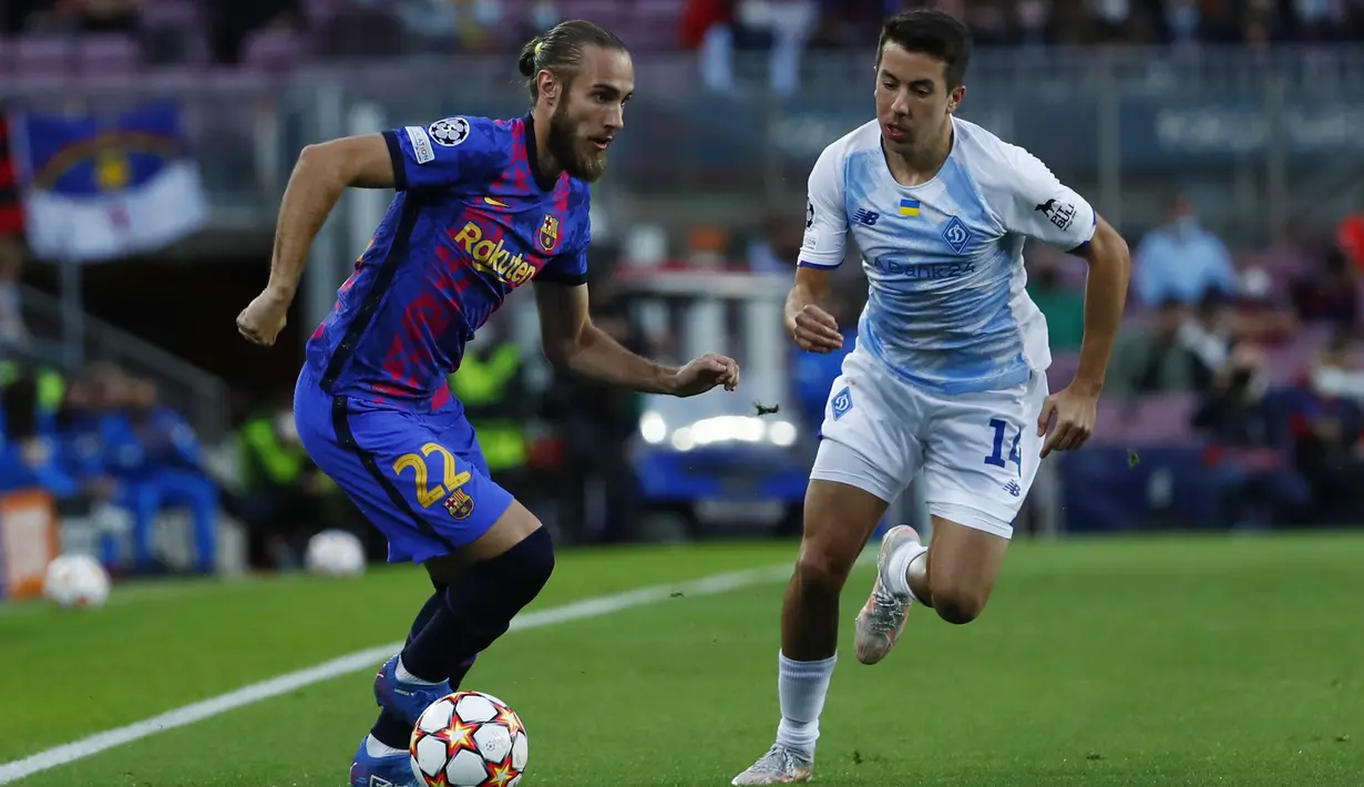 Bek Barcelona, Oscar Mingueza mengontrol bola dari kawalan pemain Dinamo Kyiv, Carlos de Pena pada pertandingan lanjutan Grup E Liga Champions di di stadion Camp Nou di Barcelona, Spanyol, Rabu (20/10/2021). Barcelona kini berada di peringkat ketiga klasemen dengan tiga poin. (AP Photo/Joan Monfort