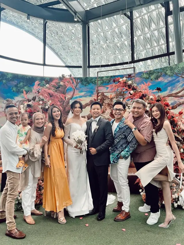 Lepas Masa Lajang, Ini 7 Potret Pernikahan Presenter Dita Fakhrana di Singapura