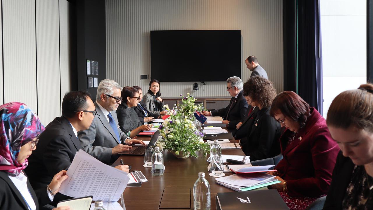 Menlu RI Retno Marsudi (kiri) dan Menlu Selandia Baru Winston Peters melakukan Joint Ministerial Commission (JMC) di Auckland, Selandia Baru. (dok. Kemlu RI)