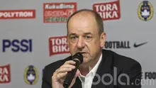 Pelatih Bali United, Hans Peter Schaller, memberikan keterangan pers usai melawan Borneo FC pada laga Piala Presiden 2017 di Stadion Kapten I Wayan Dipta, Bali, Jumat (13/2/2017). Kedua tim bermain imbang 0-0. (Bola.com/Vitalis Yogi Trisna)