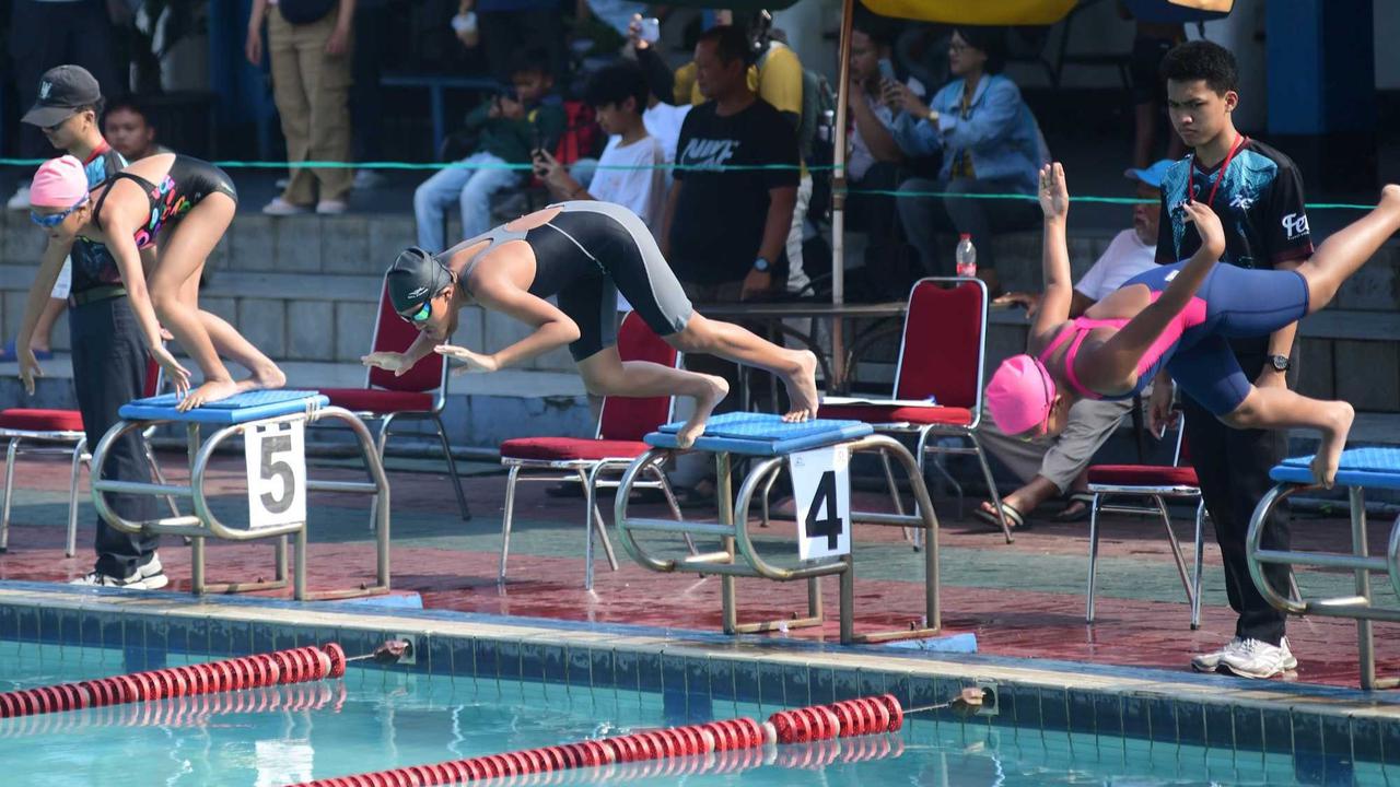 Semangat Murid SD Bertanding Renang dalam Olimpiade Olahraga Siswa Nasional