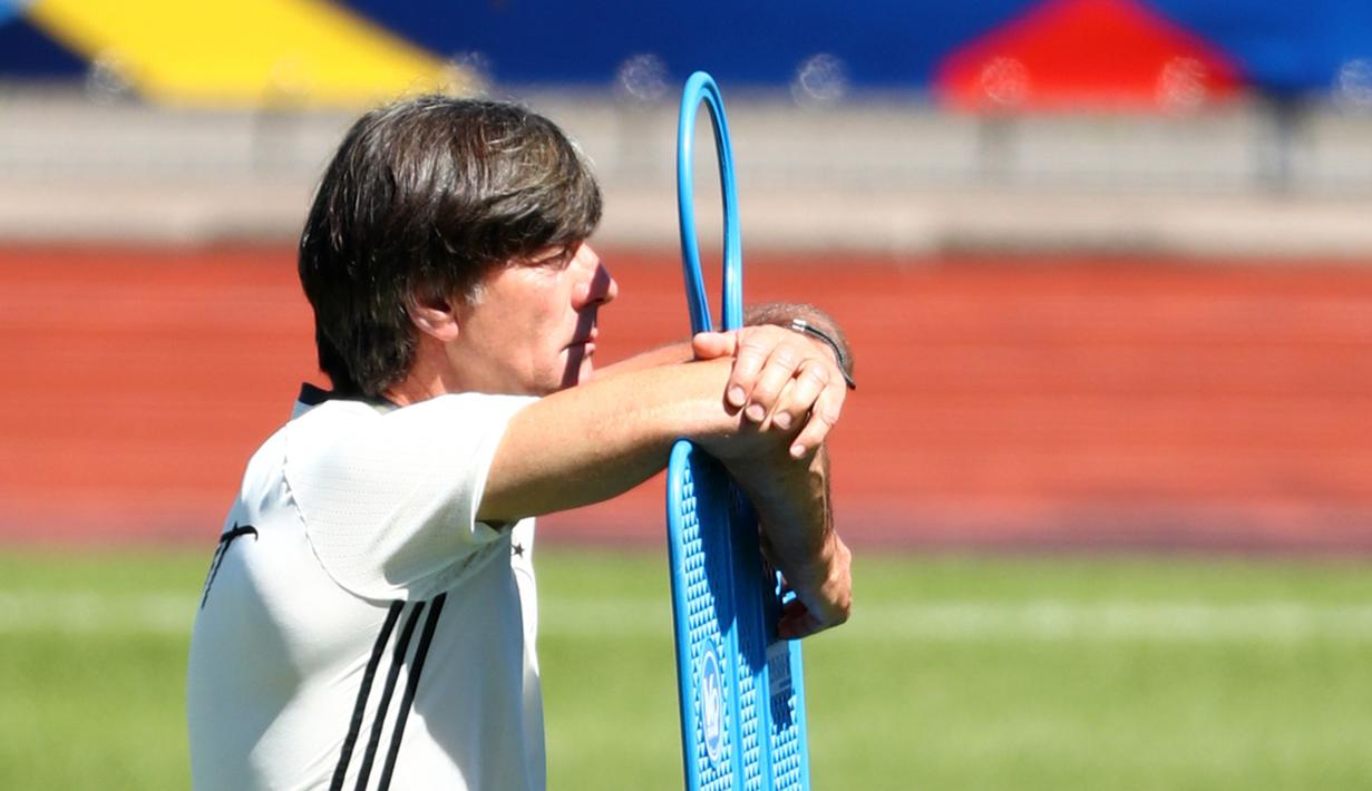 Pelatih Jerman, Joachim Loew tampak serius mengamati latihan para pemain Jerman jelang melawan Prancis pada semi-final piala Eropa 2016 di Evian, Prancis, (7/7/2016). (EPA/Christian Charisius)