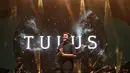 Penampilan Tulus di atas panggung Social Chic 2024 di Stadion Madya, Senayan, Jakarta, Minggu (4/8). [Foto: Adrian Putra/Fimela]