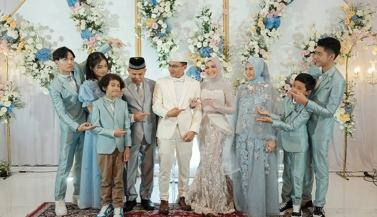 Ketiga, Sahrul Gunawan yang pernah menikah dan beberapa kali mengucap ijab kabul dalam sinetron menjadi grogi hingga ijab kabul diulang. "AND ACTION .… buat Aa yang udah 50x Akad di sinetron pun ulangi Akad lagi (ternyata tetep grogi toh, kirain udah jam terbang tinggi, udah kaya nafas biasa aja.. Bismillah 1 tarikan nafas." tulis Dine Mutiara dalam cerita bersambungnya. [Instagram/dine.pearl]