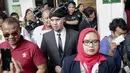 Musikus Ahmad Dhani didampingi kuasa hukumnya meninggalkan lokasi usai menjalani sidang kedua kasus ujaran kebencian  di PN Jakarta Selatan, Senin (23/4). (Liputan6.com/Faizal Fanani)