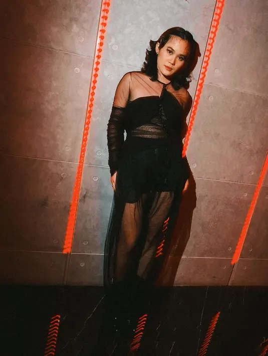 Sheryl Sheinafia tampil rock n roll dengan busana semi transparan dan short pants hitam [@sherylsheinafia]