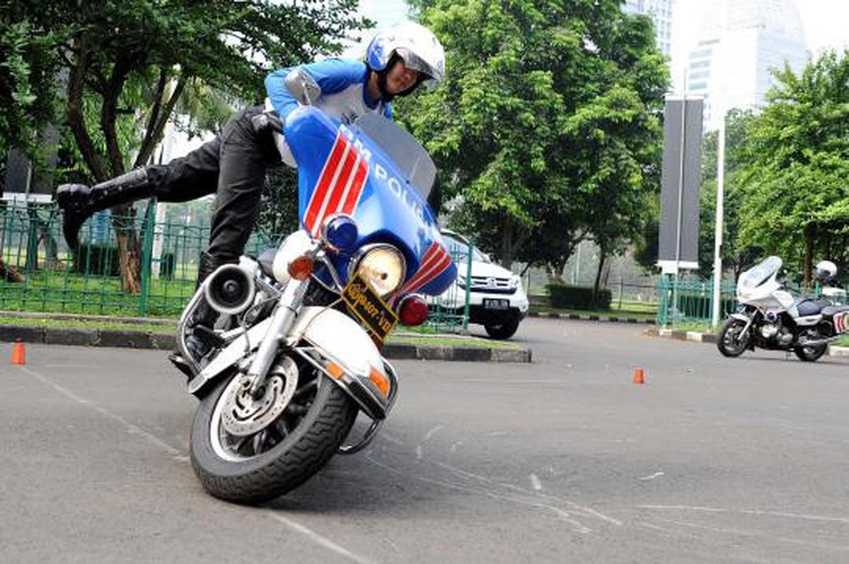 Polwan cantik akrobat pakai motor gede 