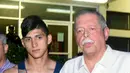 Pemain sepakbola, Alan Pulido (kiri) saat menjawab pertanyaan pers di di depan kantor polisi Negara, Tamaulipas, Meksiko, (30/5). Pemain berusia 25 tahun itu dikabarkan menjadi korban penculikan oleh sekelompok orang tak dikenal. (REUTERS/Stringer)