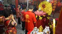 sejumlah warga keturunan Tionghoa sedang melakukan sembahyang di dalam Kelenteng Tien Kok Sie, Solo, Kamis malam (15/2).(Liputan6.com/Fajar Abrori)