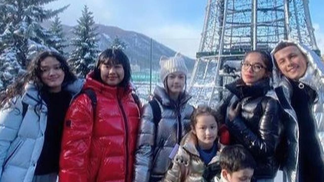 10 Potret Ussy Sulistiawaty dan Keluarga Liburan di Jepang Asyik Banget Main Salju, Netizen 'Good Looking Family