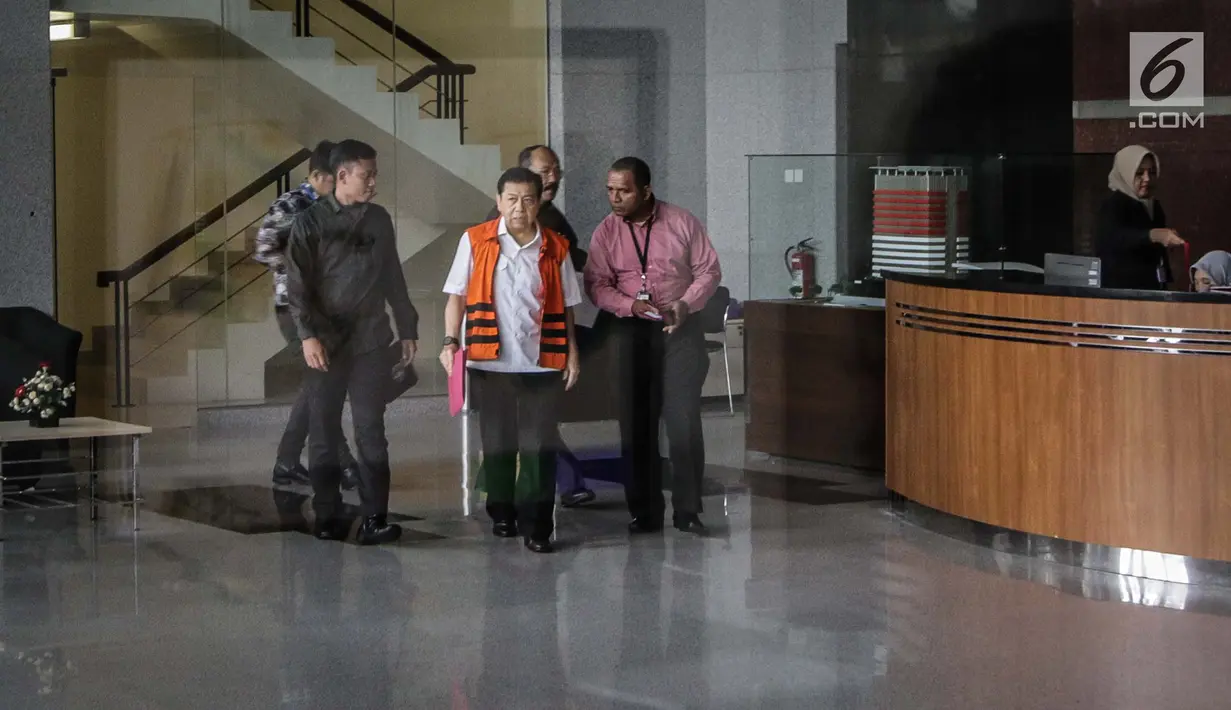 Tersangka kasus korupsi e-KTP Setya Novanto berjalan di lobby Gedung KPK usai menjalani pemeriksaan, Jakarta, Kamis (30/11). Setnov diperiksa oleh Mahkamah Kehormatan Dewan (MKD) DPR RI terkait dugaan pelanggaran kode etik. (Liputan6.com/Faizal Fanani)