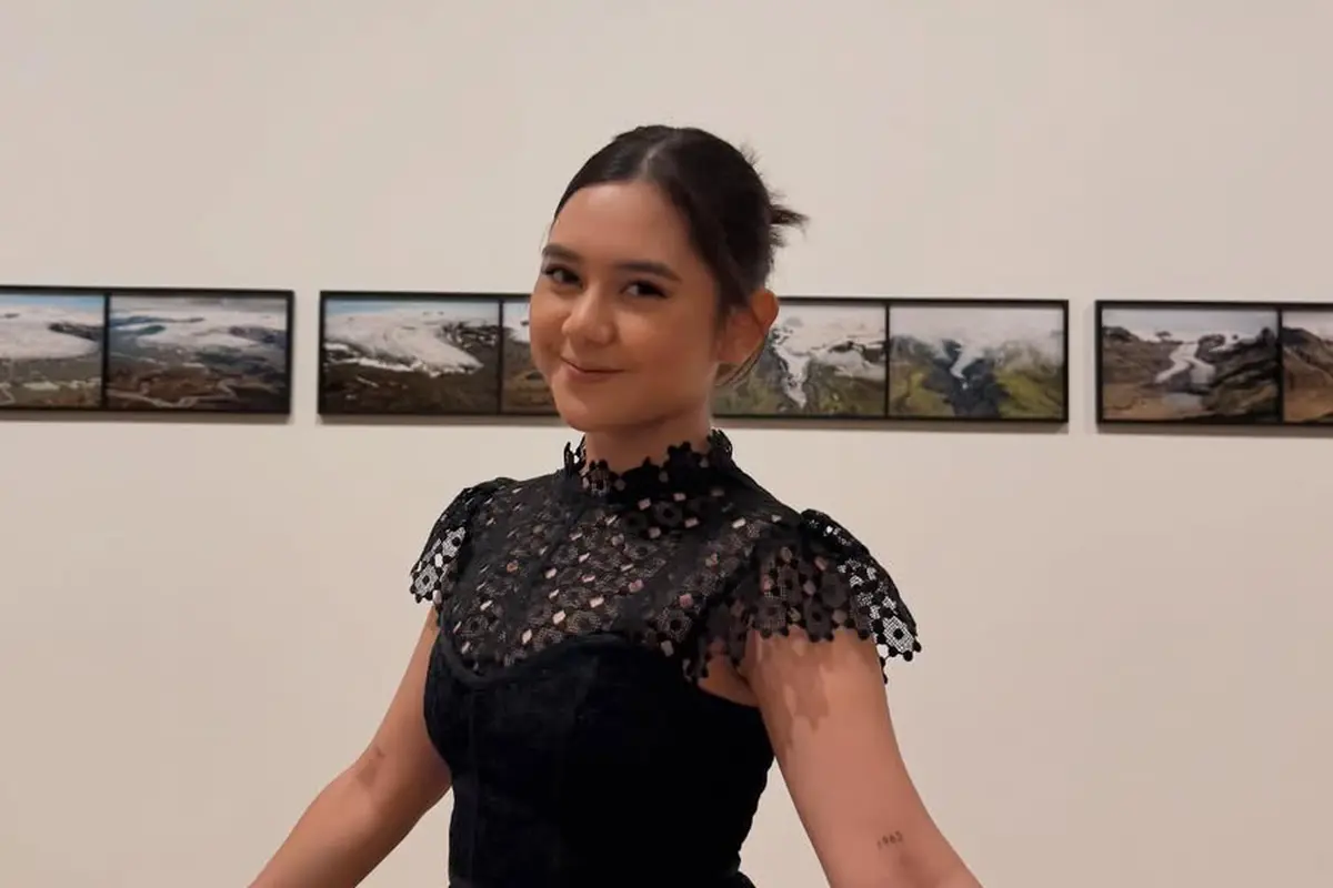 Bak Wednesday Addams, Gaya Gothic Ziva Magnolya Saat Museum Date Curi Atensi