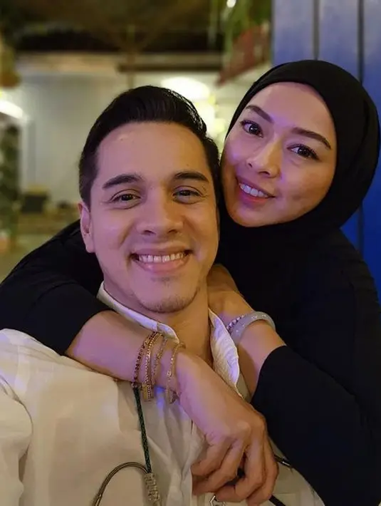 <p>Rionaldo Stockhorst salah satu selebriti yang membina rumah tangga dengan harmonis. Tanggal 27 Oktober, pasangan ini genap 16 tahun. Berikut potret keharmonisan keluarga Rionaldo yang menikah dengan manajernya, Aureli Beata Schulz. [Instagram/rio.stokhorst]</p>