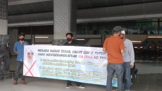 Aliansi Aktivis Pemuda Indonesia menggelar aksi untuk memprotes kepulangan selebgram transgender Isa Zega