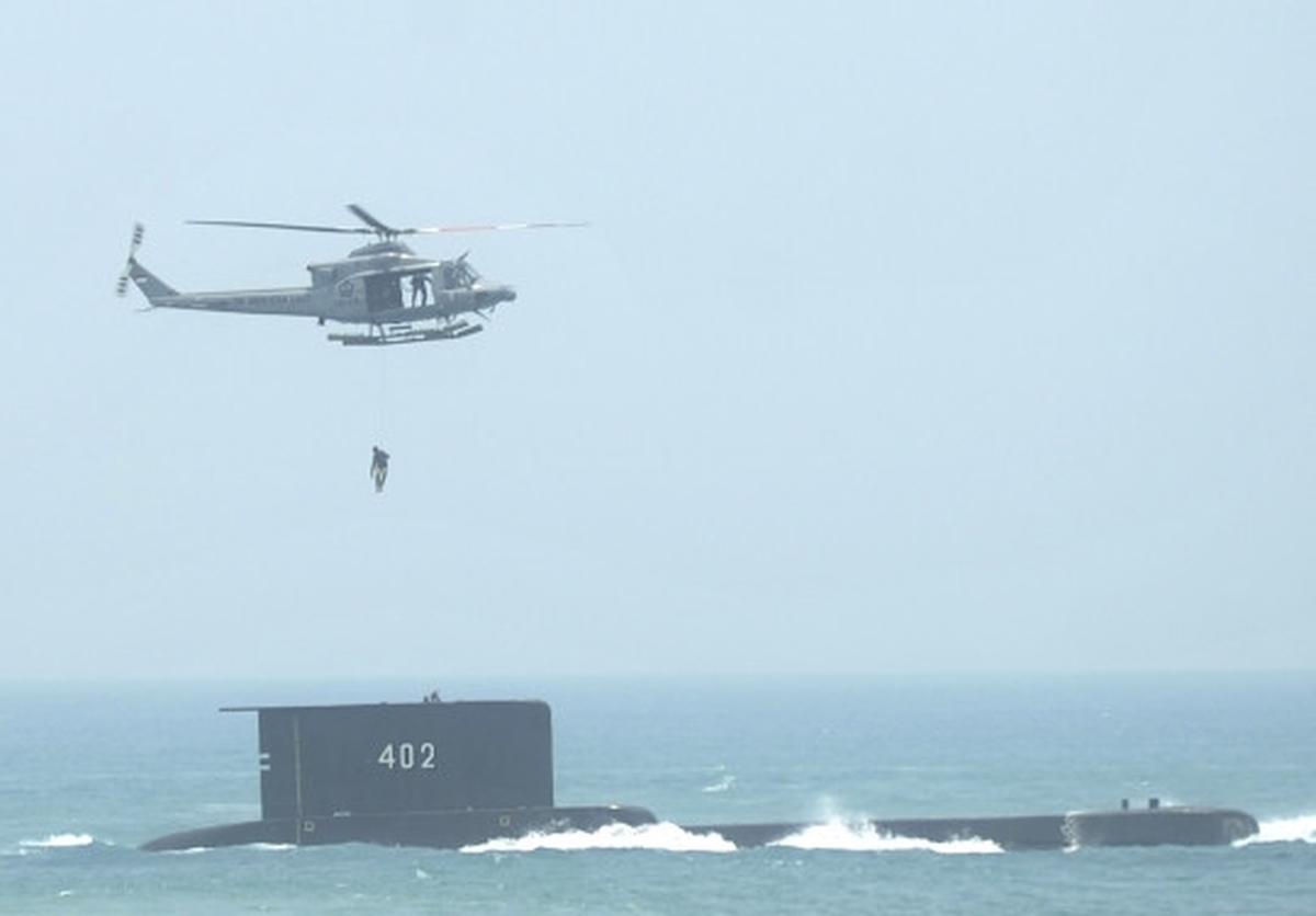 Aksi prajurit selamatkan awak kapal selam dalam peringatan HUT TNI