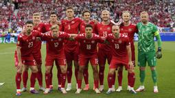 Para pemain starting XI Timnas Denmark berfoto bersama jelang dimulainya laga Grup C Euro 2024 menghadapi Timnas Slovenia di MHPArena, Stuttgart, Jerman, Minggu (16/6/2024). (AP Photo/Antonio Calanni)