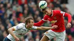 Duel panas terjadi di laga Liga Premier Inggris antara Manchester United dengan Tottenham Hotspur di Stadion Old Trafford, Inggris  (15/3/15 ). Manchester United menang 3-0 atas Tottenham Hotspur. (Reuters/Carl Recine) 