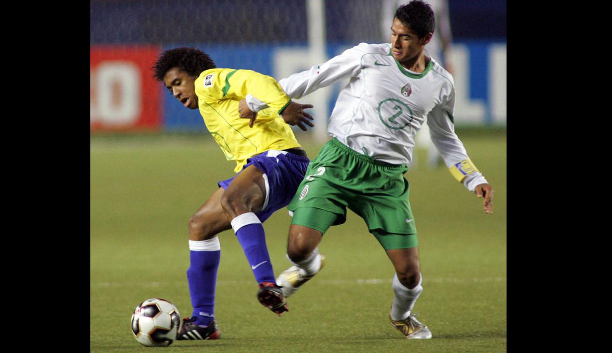 Anderson (kiri) merebut penghargaan Golden Ball saat membela Timnas Brasil U-17 di Piala Dunia U-17 edisi 2005 di Peru. Ia mencetak total 2 gol dari 5 laga dan membawa Timnas Brasil U-17 menempati posisi runner-up setelah takluk 0-3 dari Meksiko di laga final. Di level klub, ia berhasil menjuarai Liga Champions bersama Manchester United pada musim 2007/2008 setelah mengalahkan Chelsea lewat adu penalti 6-5 (1-1). (AFP/Jaime Razuri)