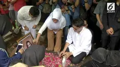 Jenazah Dylan Sahara dimakamkan di Ponorogo. Istri Ifan Seventeen ini turut menjadi korban tsunami di Tanjung Lesung, Banten.