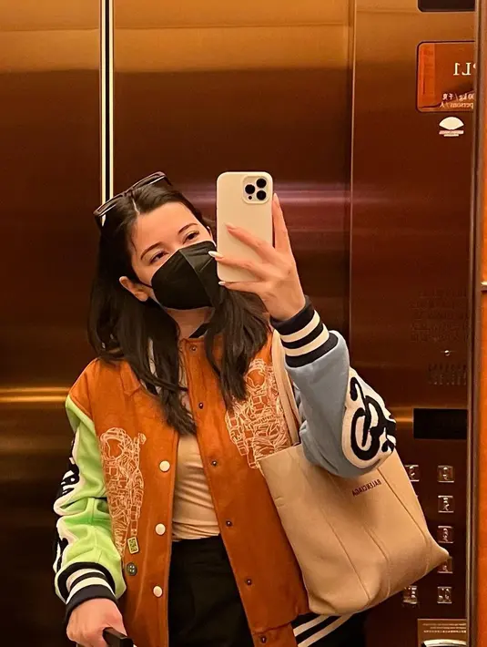 Gaya busananya sangat chic. Ia juga memadukan ragam fashion item yang bisa digunakan dengan nyaman untuk aktivitas sehari-hari.  [Foto: Instagram/ Iris Wullur]