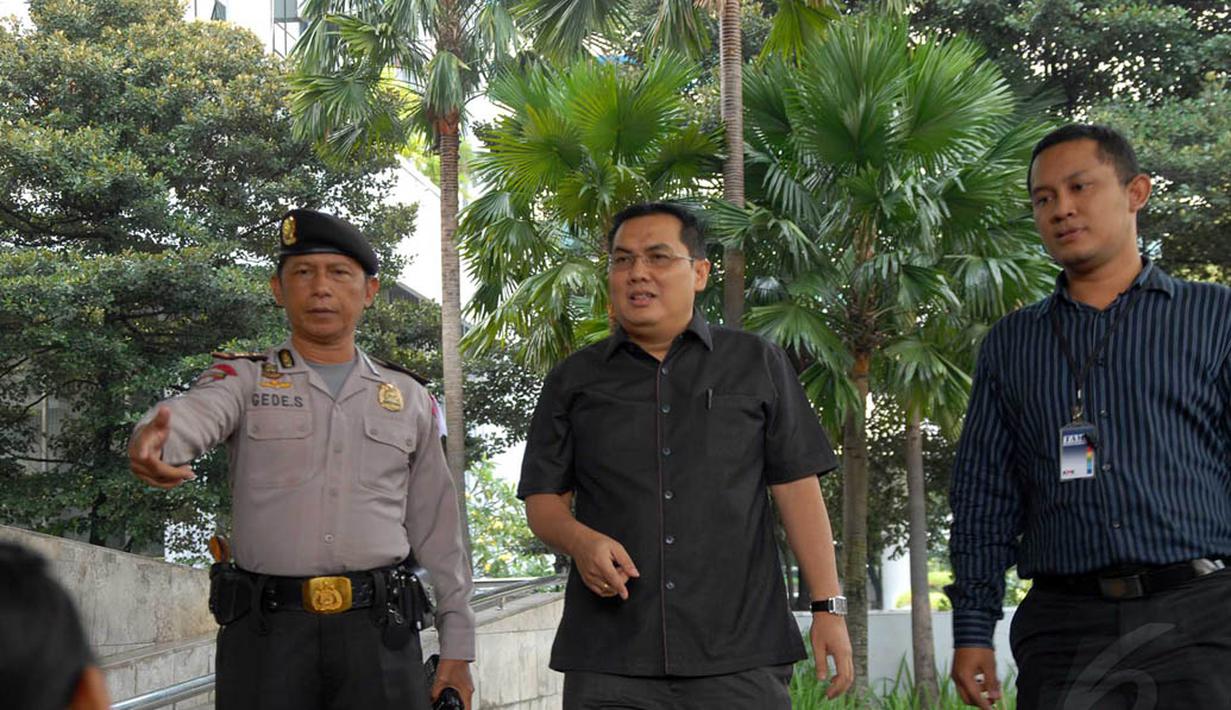 Komisi Pemberantasan Korupsi memeriksaan Menteri Pembangunan Daerah Tertinggal (PDT) Helmy Faishal. (16/7/14) (Liputan6.com/Miftahul Hayat)