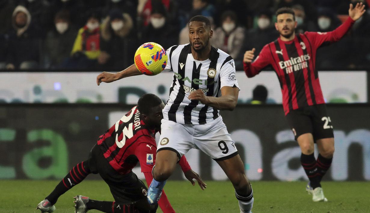 Pada menit ke-82 Udinese hampir menggandakan keunggulan lewat Beto. Usai menerima umpan di sisi kiri, ia sempat menggiring bola ke dalam kotak penalti dan melepaskan tendangan yang masih melenceng tipis di sisi gawang. (LaPresse via AP/Andrea Bressanutti)