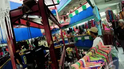 Teknisi sedang memasang eskalator di Blok G, Pasar Tanah Abang, Jakarta Pusat, Selasa (8/7/2014) (Liputan6.com/Faizal Fanani)