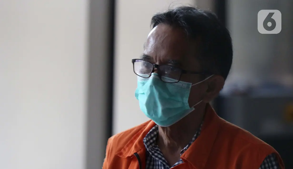 Mantan Direktur Utama PTDI, Budi Santoso bersiap meninggalkan Gedung KPK Jakarta, Senin (7/9/2020). KPK memperpanjang masa penahanan Direktur Utama PTDI, Budi Santoso. (Liputan6.com/Helmi Fithriansyah)