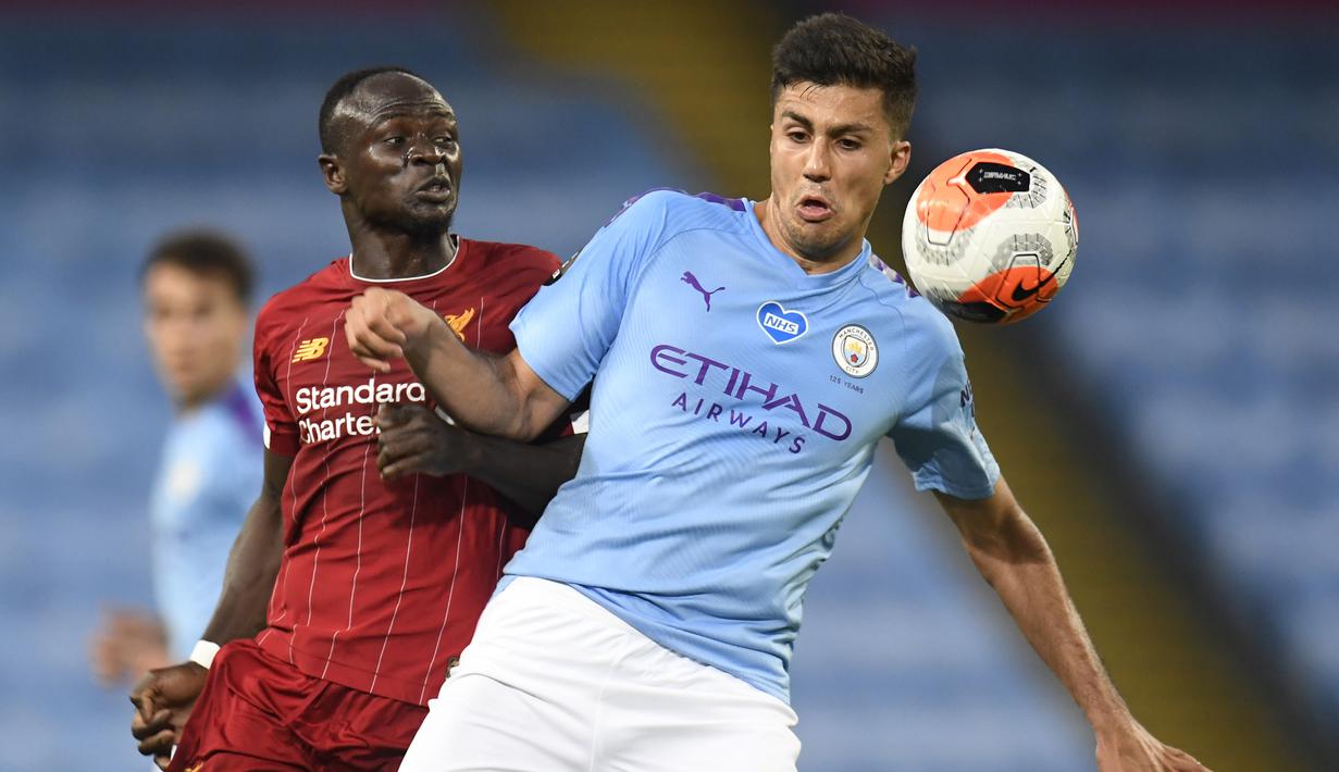 Striker Liverpool, Sadio Mane, berebut bola dengan gelandang Manchester City, Rodri, pada laga lanjutan Premier League pekan ke-32 di Stadion Etihad, Jumat (3/7/2020) dini hari WIB. Manchester City menang 4-0 atas Liverpool. (AFP/Peter Powell/pool)