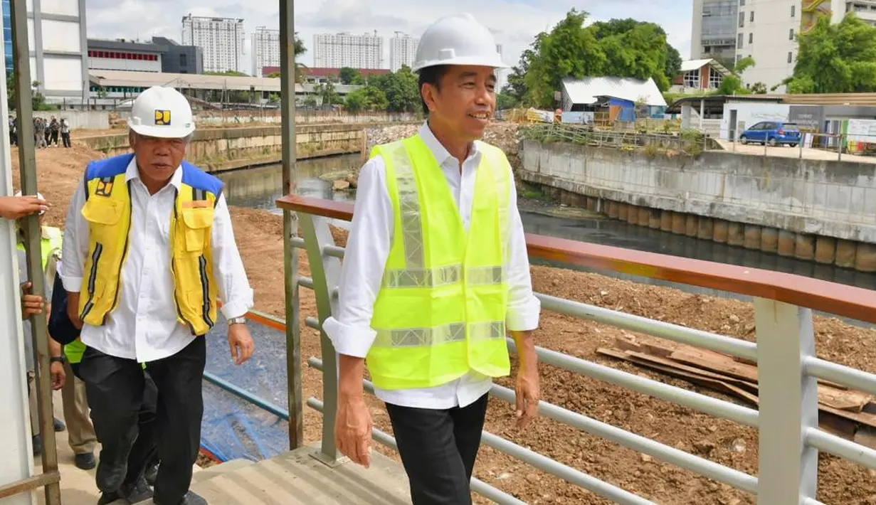 Presiden Joko Widodo (Jokowi) ditemani oleh Menteri PUPR Basuki Hadimuljono meninjau pembangunan sodetan dari Sungai Ciliwung menuju Kanal Banjir Timur (KBT), Jakarta Timur, Selasa (24/11/2023). Peninjauan dilakukan di tiga titik Jalan Otista (inlet Kali Ciliwung), Jalan Otista III (arriving shaft/titik pertemuan), dan KBT sisi belakang kampus Trisakti (outlet). (FOTO: Agus Suparto/Biro Pers Istana Kepresidenan)