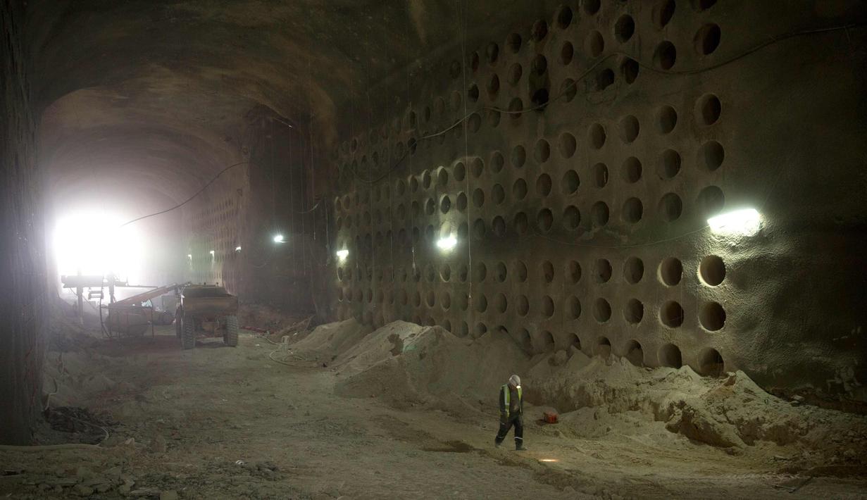 Suasana pemakaman bawah tanah di Yerusalem, Israel (14/11). Proyek pembangunan yang didanai oleh Chevra Kadisha diperkirakan menghabisi dana 50 juta dollar US. (AP Photo / Oded Balilty)
